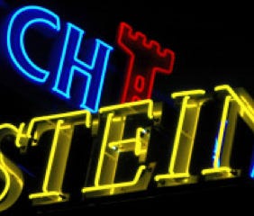 Nächtliche Leuchtreklame an der Wacht am Rhein in Leverkusen