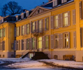 Nachtaufnahme des beleuchteten Schloss Morsbroichs in Leverkusen
