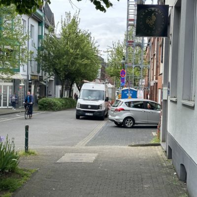 Bergische Landstraße Blick Richtung Fußgängerzone im Mai 2023